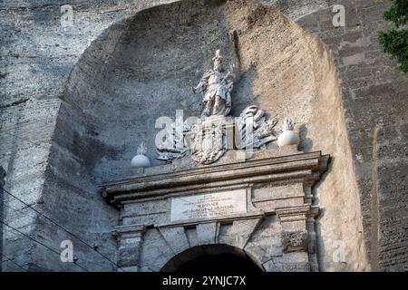 das Neutor (Siegsmundstor oder Sigmundstor) - Portale Mönchsberg - Westportal - Am Tunnel durch ÖsterreichWikipedia a Salisburgo, mächtiges: Die beid Foto Stock