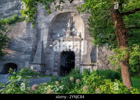 das Neutor (Siegsmundstor oder Sigmundstor) - Portale Mönchsberg - Westportal - Am Tunnel durch ÖsterreichWikipedia a Salisburgo, mächtiges: Die beid Foto Stock