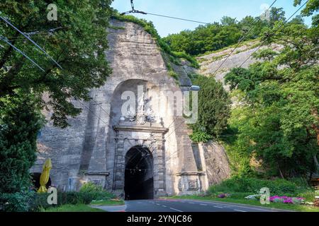 das Neutor (Siegsmundstor oder Sigmundstor) - Portale Mönchsberg - Westportal - Am Tunnel durch ÖsterreichWikipedia a Salisburgo, mächtiges: Die beid Foto Stock