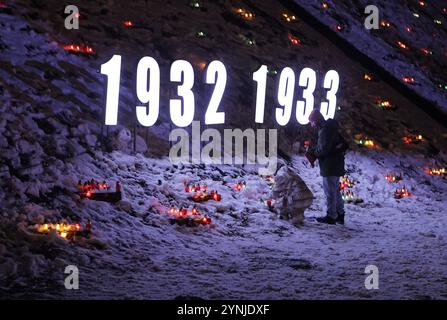 KIEV, UCRAINA - 23 NOVEMBRE 2024 - l'installazione presenta gli anni dell'Holodomor (carestia Ucraina) presso il Museo Holodomor nel giorno della memoria delle vittime dell'Holodomor, Kiev, capitale dell'Ucraina. Il quarto sabato di novembre, l'Ucraina rende omaggio agli ucraini uccisi durante la carestia causata dall'uomo del 1932-1933 e le carestie di massa del 1921-1923 e 1946-1947 con un momento di silenzio e accensione di candele. L'Holodomor è riconosciuto come il genocidio della nazione Ucraina. Foto Stock