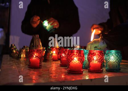 KIEV, UCRAINA - 23 NOVEMBRE 2024 - le persone illuminano lanterne di veglia durante l'azione Light the Candle presso il Museo Holodomor nel giorno della memoria delle vittime dell'Holodomor, Kiev, capitale dell'Ucraina. Il quarto sabato di novembre, l'Ucraina rende omaggio agli ucraini uccisi durante la carestia causata dall'uomo del 1932-1933 e le carestie di massa del 1921-1923 e 1946-1947 con un momento di silenzio e accensione di candele. L'Holodomor è riconosciuto come il genocidio della nazione Ucraina. Foto Stock