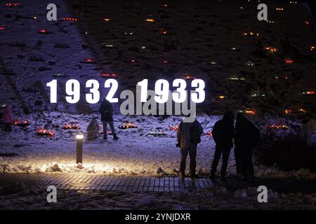 KIEV, UCRAINA - 23 NOVEMBRE 2024 - l'installazione presenta gli anni dell'Holodomor (carestia Ucraina) presso il Museo Holodomor nel giorno della memoria delle vittime dell'Holodomor, Kiev, capitale dell'Ucraina. Il quarto sabato di novembre, l'Ucraina rende omaggio agli ucraini uccisi durante la carestia causata dall'uomo del 1932-1933 e le carestie di massa del 1921-1923 e 1946-1947 con un momento di silenzio e accensione di candele. L'Holodomor è riconosciuto come il genocidio della nazione Ucraina. Foto Stock