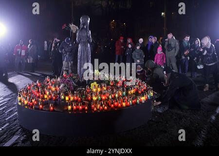 KIEV, UCRAINA - 23 NOVEMBRE 2024 - le lanterne di veglia e i pani di orecchie di grano e segale sono al monumento memoria amara dell'infanzia presso il Museo Holodomor nel giorno della memoria delle vittime dell'olodomore, Kiev, capitale dell'Ucraina. Il quarto sabato di novembre, l'Ucraina rende omaggio agli ucraini uccisi durante la carestia causata dall'uomo del 1932-1933 e le carestie di massa del 1921-1923 e 1946-1947 con un momento di silenzio e accensione di candele. L'Holodomor è riconosciuto come il genocidio della nazione Ucraina. Foto Stock