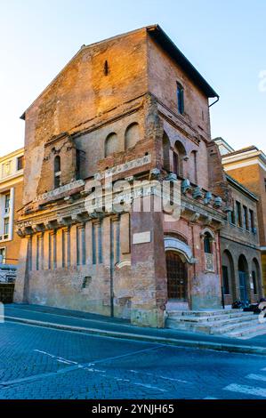 La Casa dei Crescenzi è un palazzo medievale di Roma, caratterizzato da resti di decorazioni storiche che rappresentano il patrimonio medievale della città, l'Italia Foto Stock