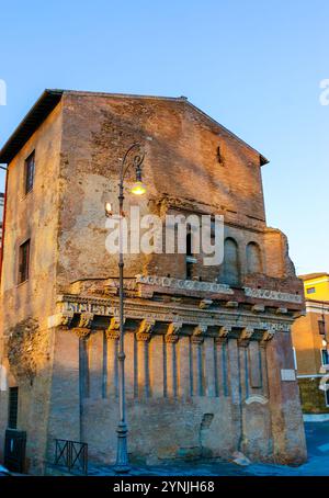 La Casa dei Crescenzi è un palazzo medievale di Roma, caratterizzato da resti di decorazioni storiche che rappresentano il patrimonio medievale della città, l'Italia Foto Stock