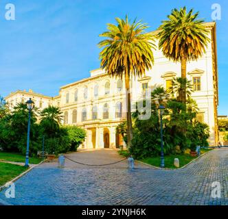 Palazzo Barberini e i suoi giardini con alte palme, Roma, Italia Foto Stock