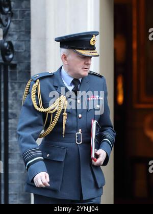 Londra, Regno Unito. 26 novembre 2024. Il maresciallo dell'aviazione Sir Richard Knighton, capo dell'aeronautica britannica, lascia il numero 10 prima della riunione del Gabinetto. Crediti: Uwe Deffner/Alamy Live News Foto Stock