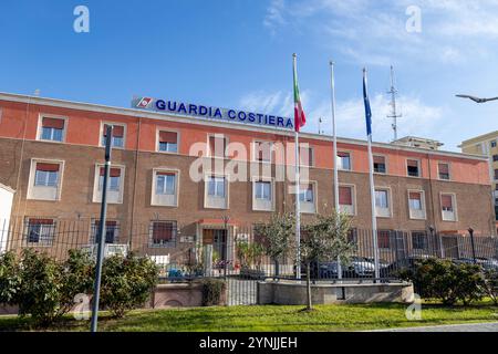 Civitavecchia, Italia - 13 novembre 2024: Sede della Guardia Costiera Foto Stock