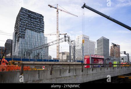 AMSTERDAM - la sezione del tetto durante lo scivolamento al posto della parte finale del nuovo Britten Passage, il secondo tunnel passeggeri, alla stazione di Amsterdam Zuid. La componente da un milione e mezzo di chilogrammo è stata spostata di 20 metri su quattro scivoli. L'altro tunnel passeggeri della stazione è il passaggio Minerva. ANP FREEK VAN DEN BERGH netherlands Out - belgio Out Foto Stock