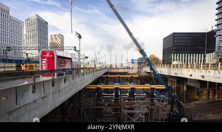 AMSTERDAM - la sezione del tetto durante lo scivolamento al posto della parte finale del nuovo Britten Passage, il secondo tunnel passeggeri, alla stazione di Amsterdam Zuid. La componente da un milione e mezzo di chilogrammo è stata spostata di 20 metri su quattro scivoli. L'altro tunnel passeggeri della stazione è il passaggio Minerva. ANP FREEK VAN DEN BERGH netherlands Out - belgio Out Foto Stock