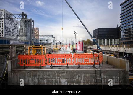 AMSTERDAM - la sezione del tetto durante lo scivolamento al posto della parte finale del nuovo Britten Passage, il secondo tunnel passeggeri, alla stazione di Amsterdam Zuid. La componente da un milione e mezzo di chilogrammo è stata spostata di 20 metri su quattro scivoli. L'altro tunnel passeggeri della stazione è il passaggio Minerva. ANP FREEK VAN DEN BERGH netherlands Out - belgio Out Foto Stock