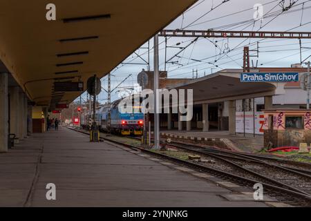 Treni e piattaforme in ricostruzione della stazione Smichov di Praga CZ 11 22 2024 Foto Stock