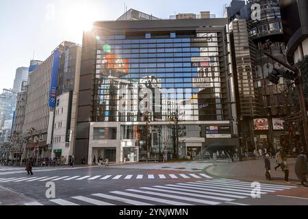La luce del sole si riflette su un moderno edificio in vetro a shinjuku, tokyo, giappone Foto Stock