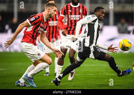 Strahinja PAVLOVIC dell'AC Milan e Timothy WEAH della Juventus durante la partita di campionato italiano di serie A tra l'AC Milan e la Juventus FC il 23 novembre 2024 allo stadio San Siro di Milano - foto Matthieu Mirville (A Gandolfo) / DPPI Foto Stock