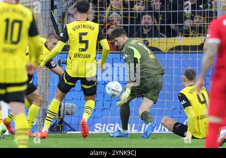 Firo: 23 novembre 2024, calcio, calcio, 1a Bundesliga, 1a divisione, stagione 2024/2025, BVB, Borussia Dortmund - SC Freiburg portiere Gregor Kobel, BVB, parate Foto Stock