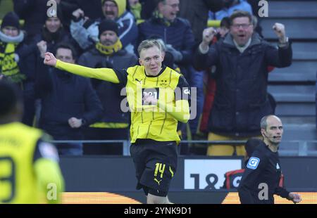 Firo: 23 novembre 2024, calcio, calcio, 1a Bundesliga, 1° campionato, stagione 2024/2025, BVB, Borussia Dortmund - SC Freiburg Maximilian Beier, BVB jubilation al 1-0 Foto Stock