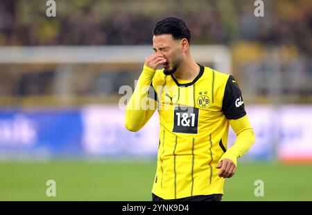 Firo: 23 novembre 2024, calcio, calcio, 1a Bundesliga, prima divisione, stagione 2024/2025, BVB, Borussia Dortmund - SC Freiburg 4:0 Ramy Bensebaini, BVB, Pain Foto Stock