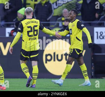 Firo: 23 novembre 2024, calcio, calcio, 1a Bundesliga, 1° campionato, stagione 2024/2025, BVB, Borussia Dortmund - SC Freiburg 4:0 Jamie Gittens, BVB, giubilo destro con Julian Ryerson Foto Stock