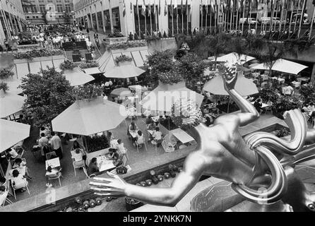 - USA, New York, Rockefeller Center, statua Prometheus (luglio 1985) - USA, New York, Rockefeller Center, staua di Prometeo (luglio 1985) Foto Stock