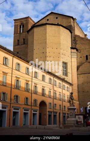 Bologna, Italia. 6 ottobre 2024 - Piazza Galvani e Basilica di San Petronio Foto Stock