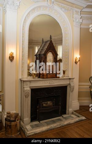 Caminetto nella sala rotonda all'interno di Casa Loma sulla terrazza di Austin a Toronto, Ontario, Canada Foto Stock