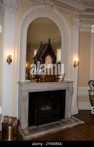 Caminetto nella sala rotonda all'interno di Casa Loma sulla terrazza di Austin a Toronto, Ontario, Canada Foto Stock