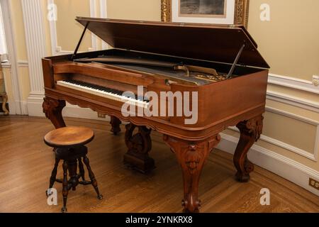 Pianoforte nella sala rotonda all'interno di Casa Loma sulla terrazza Austin a Toronto, Ontario, Canada Foto Stock