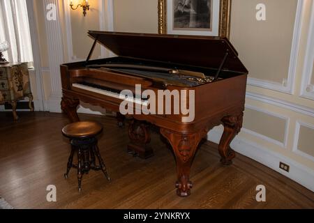 Pianoforte nella sala rotonda all'interno di Casa Loma sulla terrazza Austin a Toronto, Ontario, Canada Foto Stock