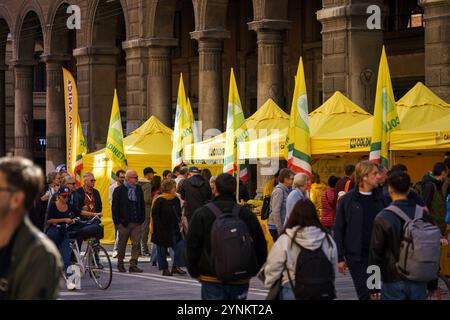 bologna, Italia. 6 ottobre 2024 - mercato agricolo di campagna amica in via Rizzoli Foto Stock
