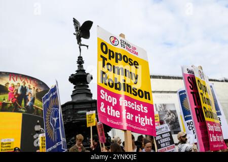 Contro-manifestanti antifascisti che si riuniscono a Piccadilly Circus per protestare contro la manifestazione "Uniting the Kingdom" organizzata dai sostenitori di f Foto Stock