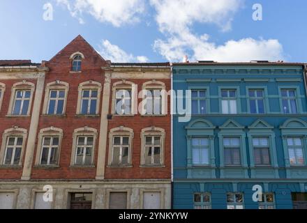 Vista dettagliata di una vecchia casa e di una facciata rinnovata Foto Stock