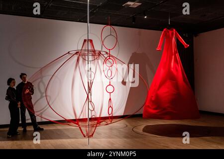 Kunsthalle, Praga. 26 novembre 2024. Tour stampa della mostra di installazioni dell'artista giapponese Chiharu Shiyota intitolata Unsettled Soul in Kunsthalle, Praga, Repubblica Ceca, 26 novembre 2024. Crediti: Vit Simanek/CTK Photo/Alamy Live News Foto Stock