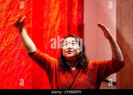 Kunsthalle, Praga. 26 novembre 2024. Tour stampa della mostra di installazioni dell'artista giapponese Chiharu Shiyota intitolata Unsettled Soul in Kunsthalle, Praga, Repubblica Ceca, 26 novembre 2024. Crediti: Vit Simanek/CTK Photo/Alamy Live News Foto Stock