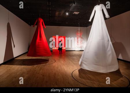 Kunsthalle, Praga. 26 novembre 2024. Tour stampa della mostra di installazioni dell'artista giapponese Chiharu Shiyota intitolata Unsettled Soul in Kunsthalle, Praga, Repubblica Ceca, 26 novembre 2024. Crediti: Vit Simanek/CTK Photo/Alamy Live News Foto Stock