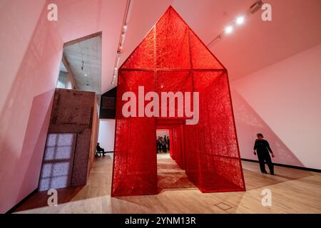 Kunsthalle, Praga. 26 novembre 2024. Tour stampa della mostra di installazioni dell'artista giapponese Chiharu Shiyota intitolata Unsettled Soul in Kunsthalle, Praga, Repubblica Ceca, 26 novembre 2024. Crediti: Vit Simanek/CTK Photo/Alamy Live News Foto Stock