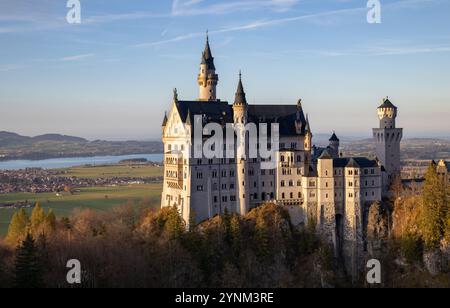Vista del castello di Neuschwanstein, un palazzo storico dall'architettura romantica del XIX secolo su un'aspra collina ai piedi delle Alpi, Schwangau. Foto Stock