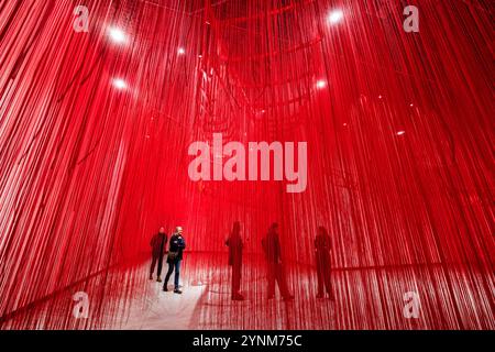 Kunsthalle, Praga. 26 novembre 2024. Tour stampa della mostra di installazioni dell'artista giapponese Chiharu Shiyota intitolata Unsettled Soul in Kunsthalle, Praga, Repubblica Ceca, 26 novembre 2024. Crediti: Vit Simanek/CTK Photo/Alamy Live News Foto Stock