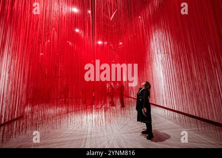 Kunsthalle, Praga. 26 novembre 2024. Tour stampa della mostra di installazioni dell'artista giapponese Chiharu Shiyota intitolata Unsettled Soul in Kunsthalle, Praga, Repubblica Ceca, 26 novembre 2024. Crediti: Vit Simanek/CTK Photo/Alamy Live News Foto Stock