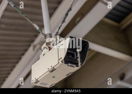 Primo piano di una telecamera di sorveglianza montata sul soffitto Foto Stock