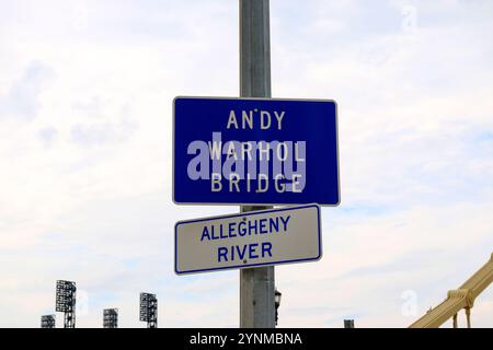 Cartello indicante il ponte Andy Warhol situato vicino al fiume Allegheny a Pittsburgh in una giornata limpida. Foto Stock