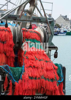 Reti da pesca di colore rosso brillante su un peschereccio a strascico nel porto di Saint-Vaast-la-Hougue, Manica, Normandia, Francia, Europa Foto Stock