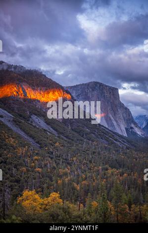 Tramonto nebbioso e cime baciate dalla neve in Tunnel View, Yosemite Foto Stock