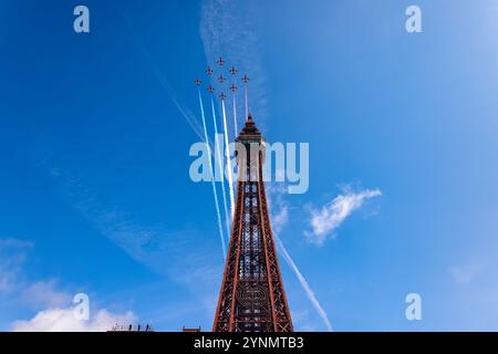 Le frecce rosse, il famoso team di aerobatica del Regno Unito, si esibiscono in un volo mozzafiato sopra l'iconica Blackpool Tower. Contro un cielo azzurro, il loro prec Foto Stock