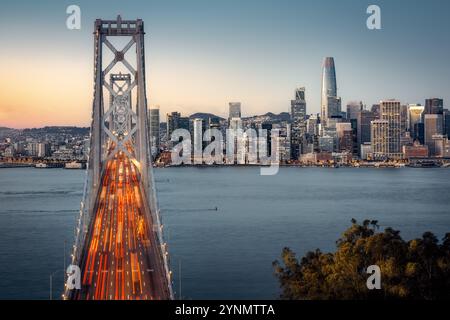 il ponte della baia di oakland e lo skyline di san franciso durante l'alba Foto Stock