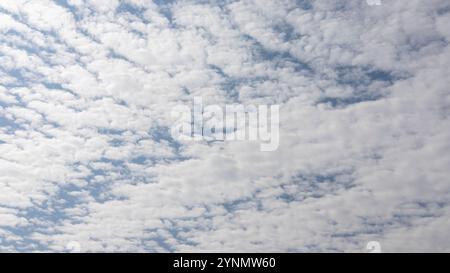 Soffici nuvole bianche nel cielo blu Foto Stock