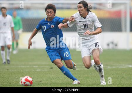 TIANJIN, CINA - 7 AGOSTO: Yohei Kajiyama del Giappone (10) e Sacha Kljestan degli Stati Uniti (16) gareggiano per il ballo durante una partita del gruppo B al torneo di calcio dei Giochi Olimpici di Pechino del 7 agosto 2008 a Tianjin, Cina. Solo per uso editoriale. (Fotografia di Jonathan Paul Larsen / Diadem Images) Foto Stock