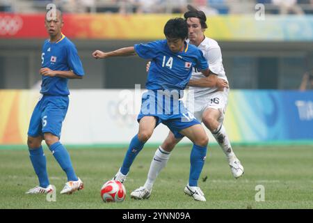 TIANJIN, CINA - 7 AGOSTO: Il Giappone Shinji Kagawa (14) controlla la palla contro Sacha Kljestan degli Stati Uniti (16) durante una partita del gruppo B al torneo di calcio dei Giochi Olimpici di Pechino del 7 agosto 2008 a Tianjin, Cina. Solo per uso editoriale. (Fotografia di Jonathan Paul Larsen / Diadem Images) Foto Stock