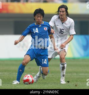 TIANJIN, CINA - 7 AGOSTO: Il Giappone Shinji Kagawa (14) controlla la palla contro gli USA Sacha Kljestan (16) durante una partita del gruppo B al torneo di calcio dei Giochi Olimpici di Pechino del 7 agosto 2008 a Tianjin, Cina. Solo per uso editoriale. (Fotografia di Jonathan Paul Larsen / Diadem Images) Foto Stock