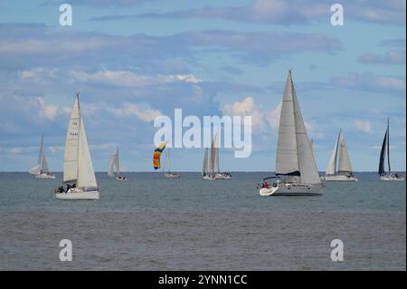 Vista panoramica di numerose barche a vela colorate durante la regata a San Vincenzo, Toscana, Italia. Navigazione competitiva in una giornata limpida Foto Stock