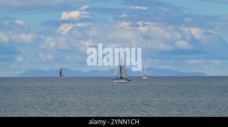 Vista panoramica di numerose barche a vela colorate durante la regata a San Vincenzo, Toscana, Italia. Navigazione competitiva in una giornata limpida Foto Stock
